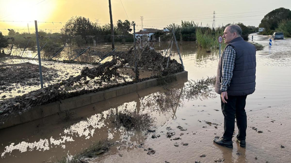 Montalvá visita unas partidas rurales anegadas por el agua.