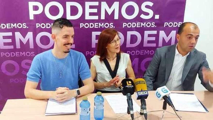 Eduardo Ortiz, Pilar Pascual y Pablo Orge, en el acto de Podemos. // Faro