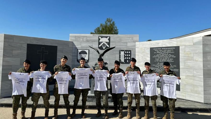 Las militares participantes en la carrera, posando la camiseta conmemorativa. | L.O.