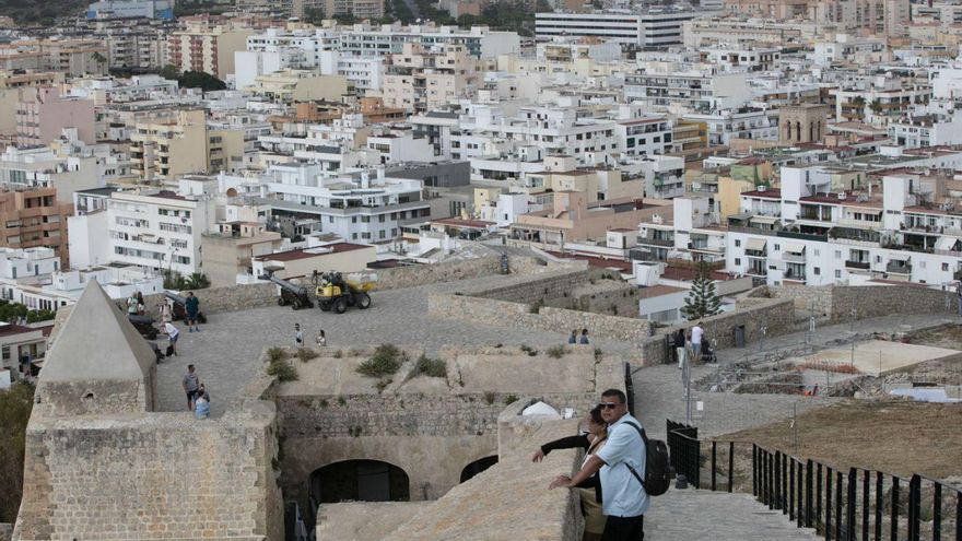 Vista de parte de la ciudad de Eivissa y su entorno. | VICENT MARÍ