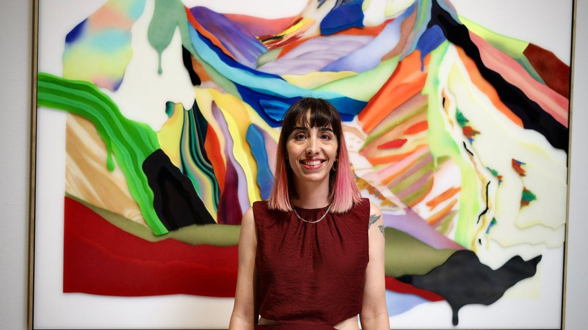 Rebeca Zarza con la obra ganadora del Premio Santa Isabel de Portugal.