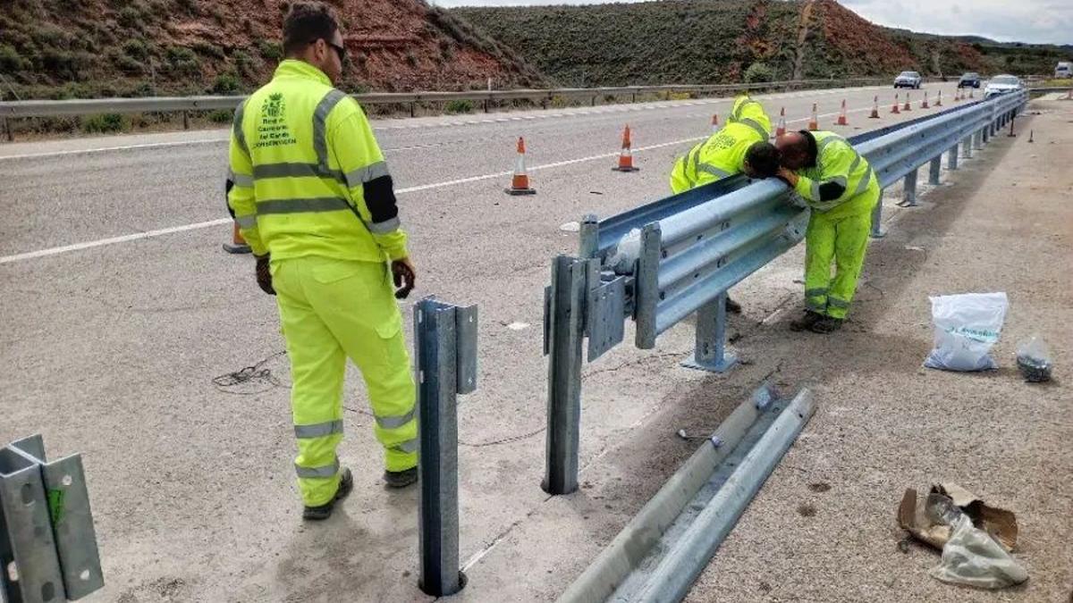 Varios operarios actúan en una carretera de Teruel.
