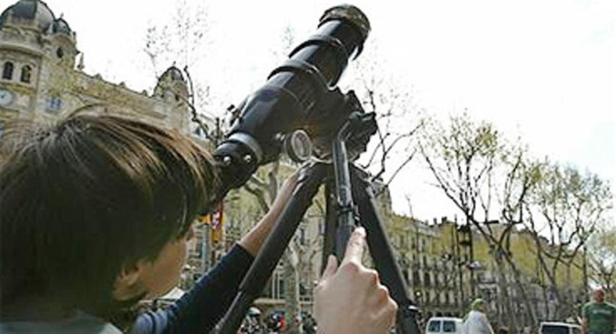 Una ciutadana observa un eclipsi a través d’un telescopi a la plaça de Catalunya de Barcelona el 2006. Una ciutadana observa un eclipsi a través d’un telescopi a la plaça de Catalunya de Barcelona el 2006.