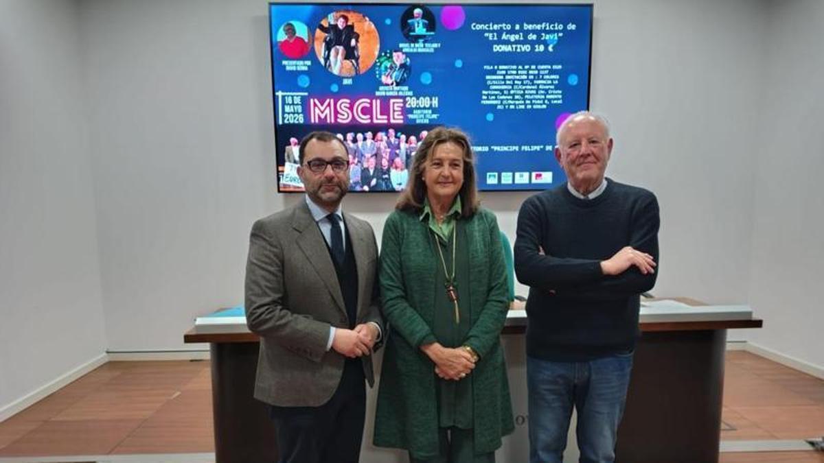 Por la izquierda, Daniel Álvarez, Margarita Collado y Miguel Ángel de  Diego, detrás el cartel del concierto.