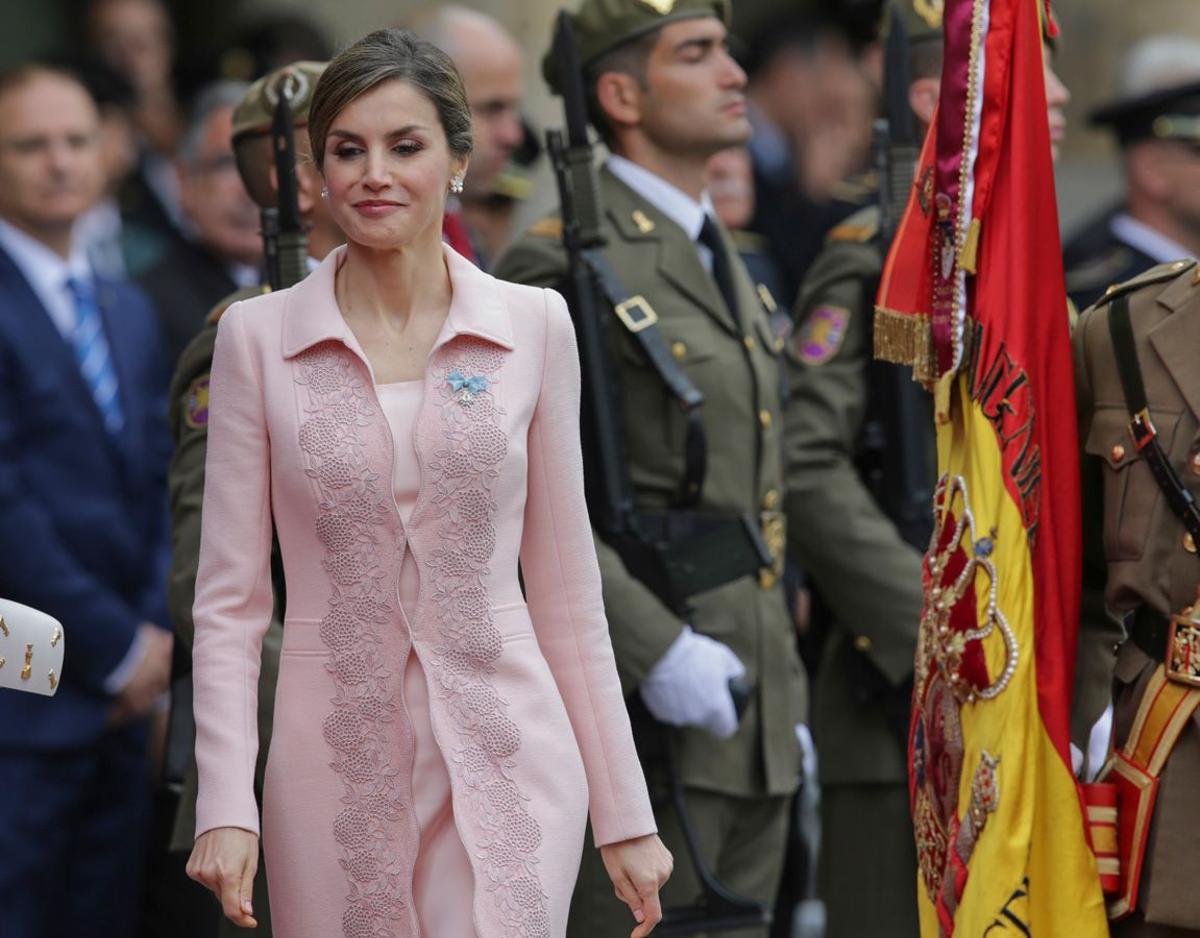 Letizia Ortiz en Salamanca con abrigo rosa de encaje