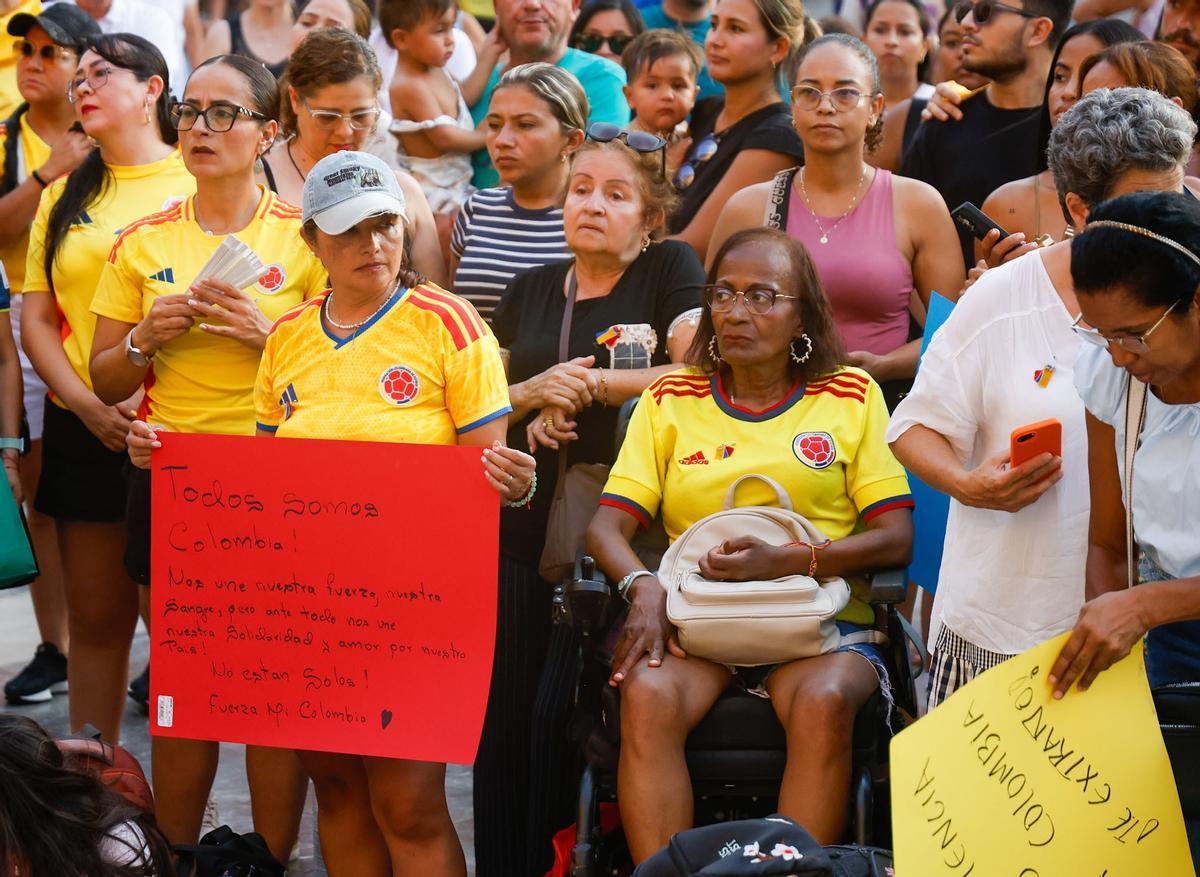 València guarda una vigilia en la plaza de la Virgen en homenaje a las víctimas del terremoto de Colombia