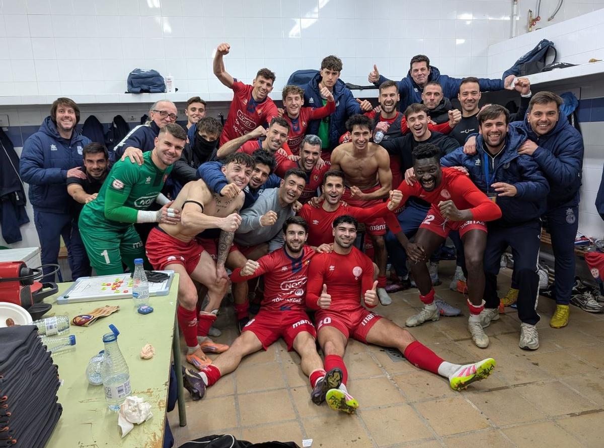 L’alegria dels garrotxins al vestidor visitant d’Alcoi amb els tres punts a la butxaca.