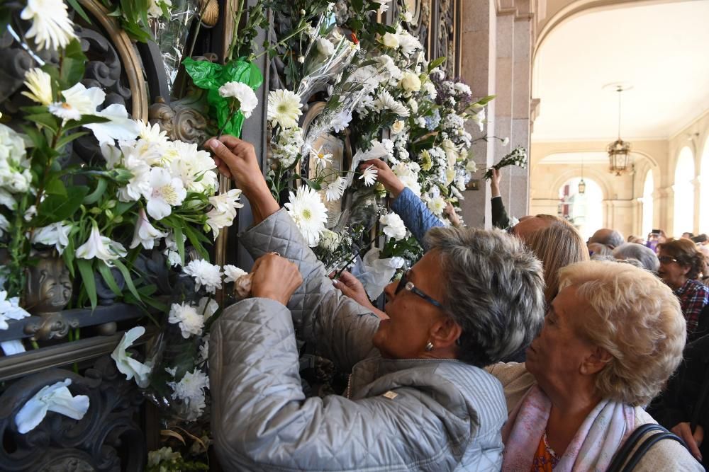 Alrededor de trescientas personas rechazan las explicaciones municipales, que atribuyen los hechos a un error de la empresa de la recogida de la basura.