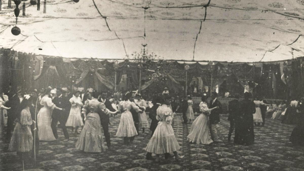 Baile en Sant Andreu de Llavaneres, en 1915.