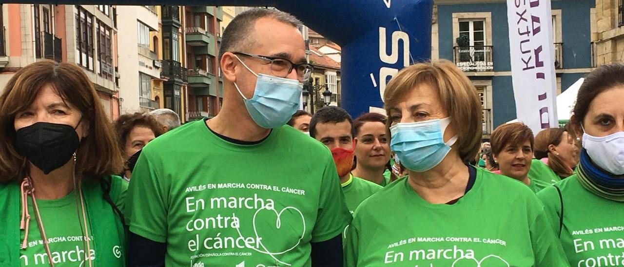 El consejero de Salud participa en una marcha solidaria en Avilés.