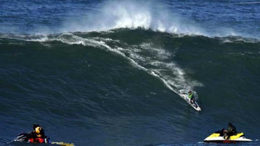 Varios surfistas cabalgan sobre olas de más de 8 metros de altura en San Sebastián