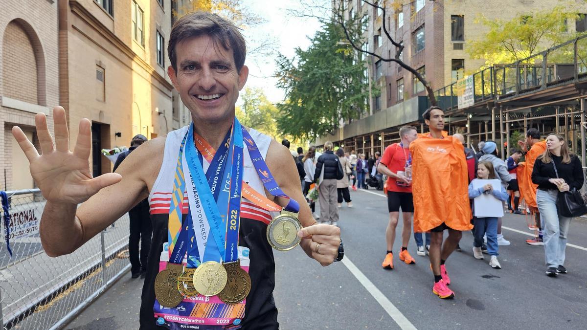 Jordi Blancafort amb les 5 medalles aconseguides a la marató de Nova York