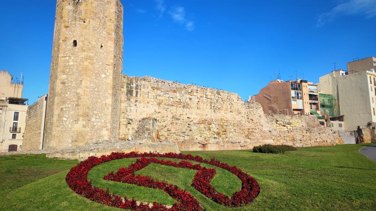 Logo de la Unesco en la cabecera del Circo romano de Tarragona y la Torre de les Monges.