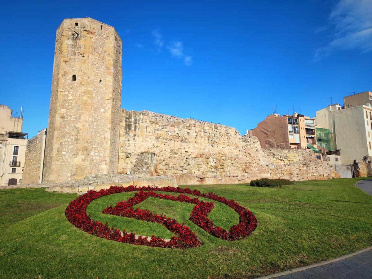 Logo de la Unesco en la cabecera del Circo romano de Tarragona y la Torre de les Monges.