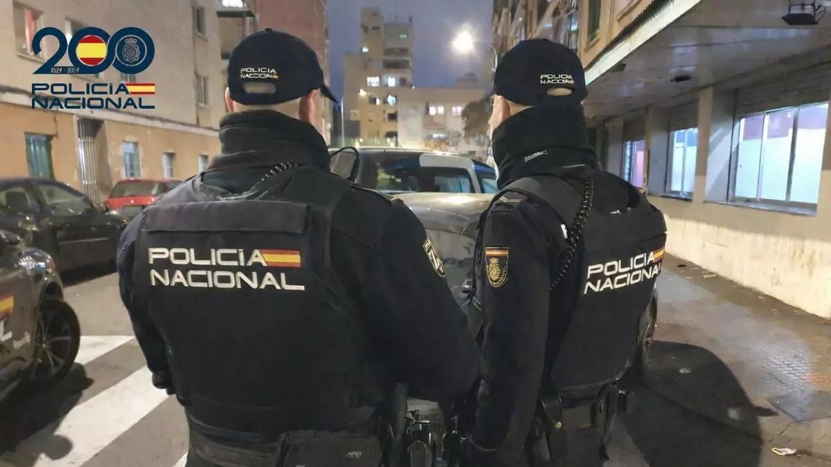Zwei Beamte der Nationalpolizei in Palma.