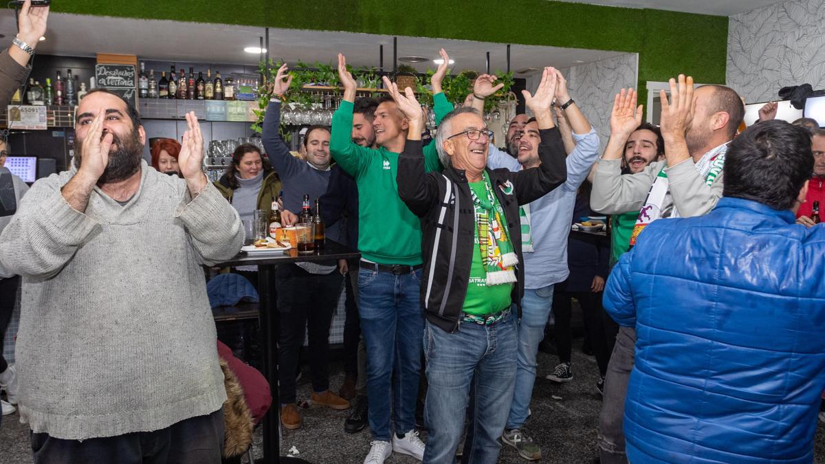 Aficionados del Cacereño celebrando el resultado del sorteo de la Copa del Rey.