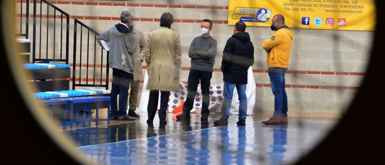 Abalo, con el técnico ganador y el prrsidente del Frigoríficos, en O Gatañal, inspeccionando la pista en noviembre.