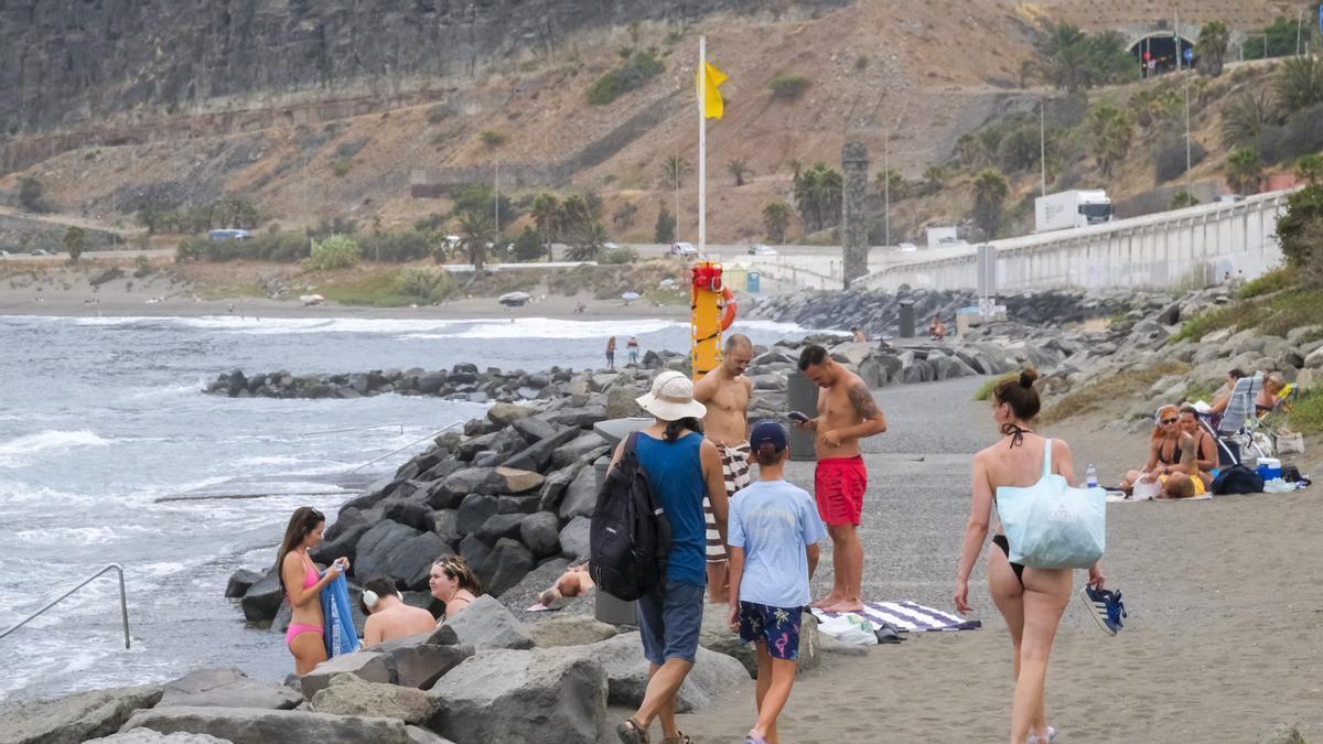 Bandera amarilla, este martes, en la playa de La Laja.