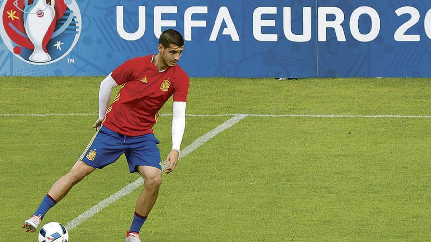 Morata, con el balón, en un entrenamiento de España.