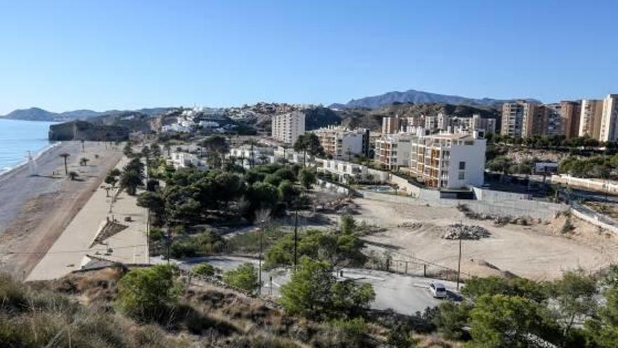 La parcela hotelera que se ha sacado a subasta en la playa del Paradís.