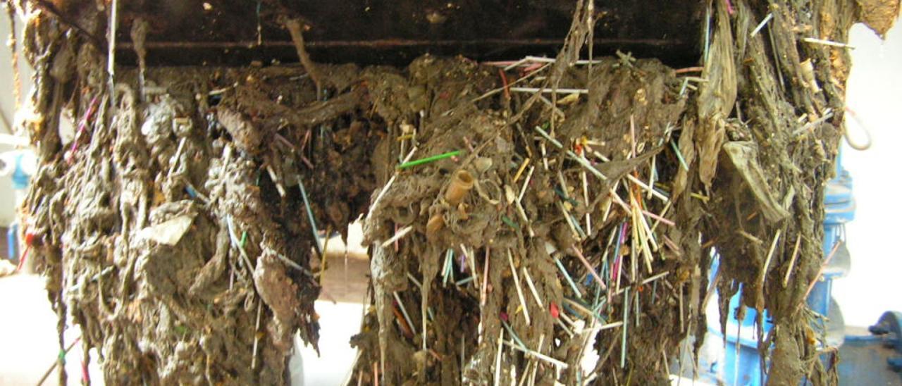 Madejas de fibra que forman las toallitas en una estación depuradora de la provincia. INFORMACIÓN