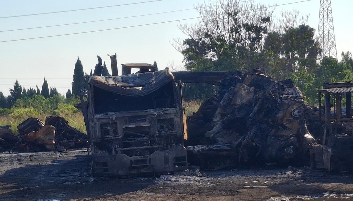 Las imágenes de la destrucción del fuego: así ha quedado la zona del desguace de El Verger devorada por el incendio