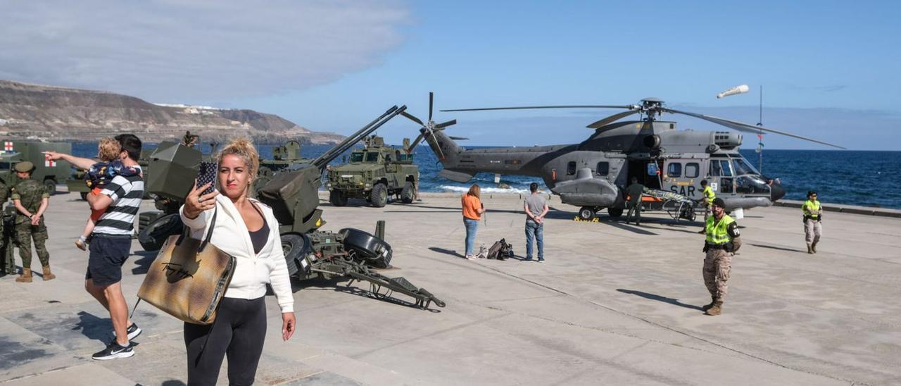 Una joven se saca un ‘selfie’ delante de los vehículos militares de la exposición en la Plaza de la Música con motivo de la celebración del Día de las Fuerzas Armadas.  | | JOSÉ CARLOS GUERRA