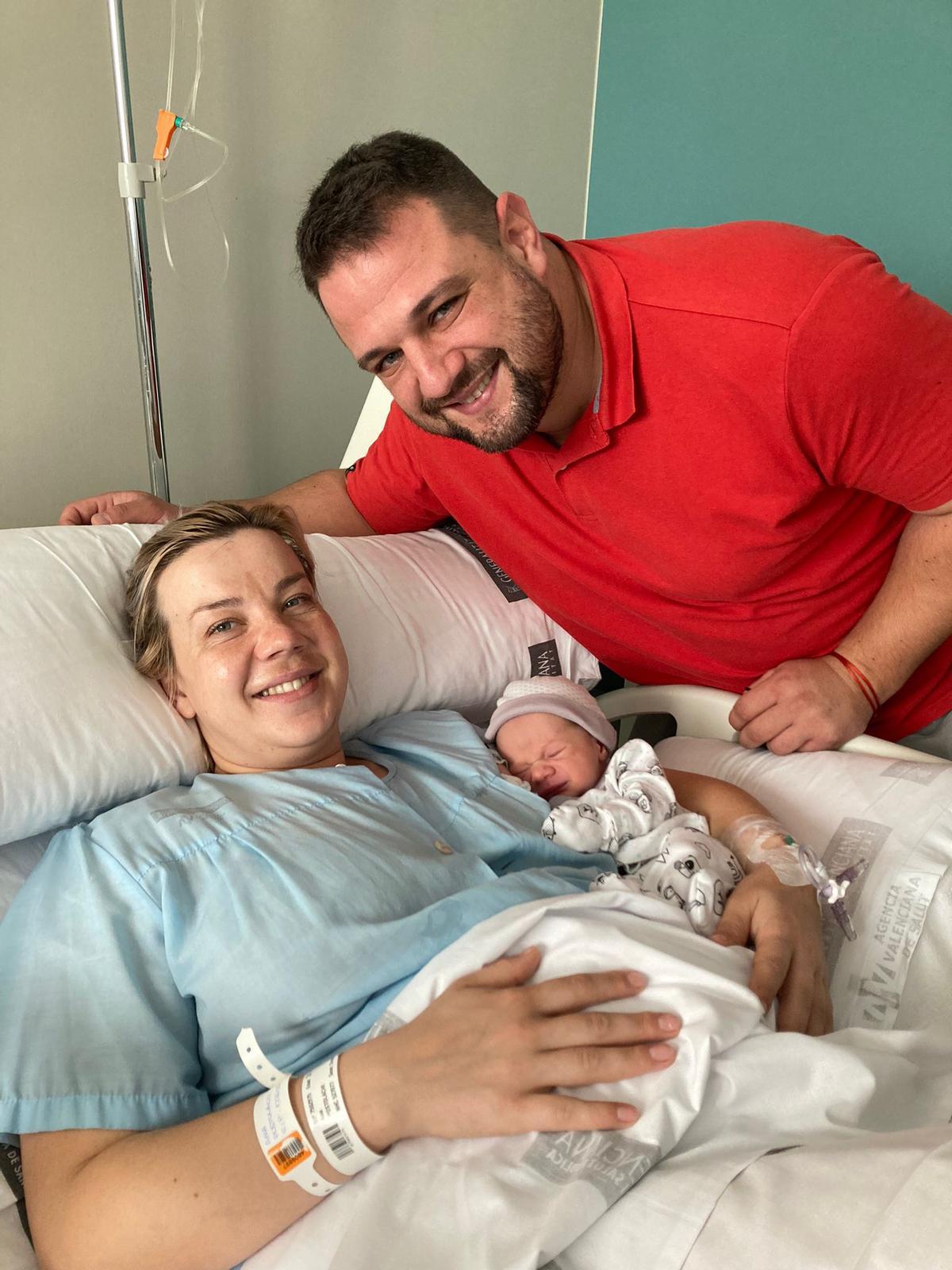 Hugo Moldavan, con su madre Ana y su padre, Adrián, fue el primer bebé nacido en la Comunitat Valenciana en 2022.