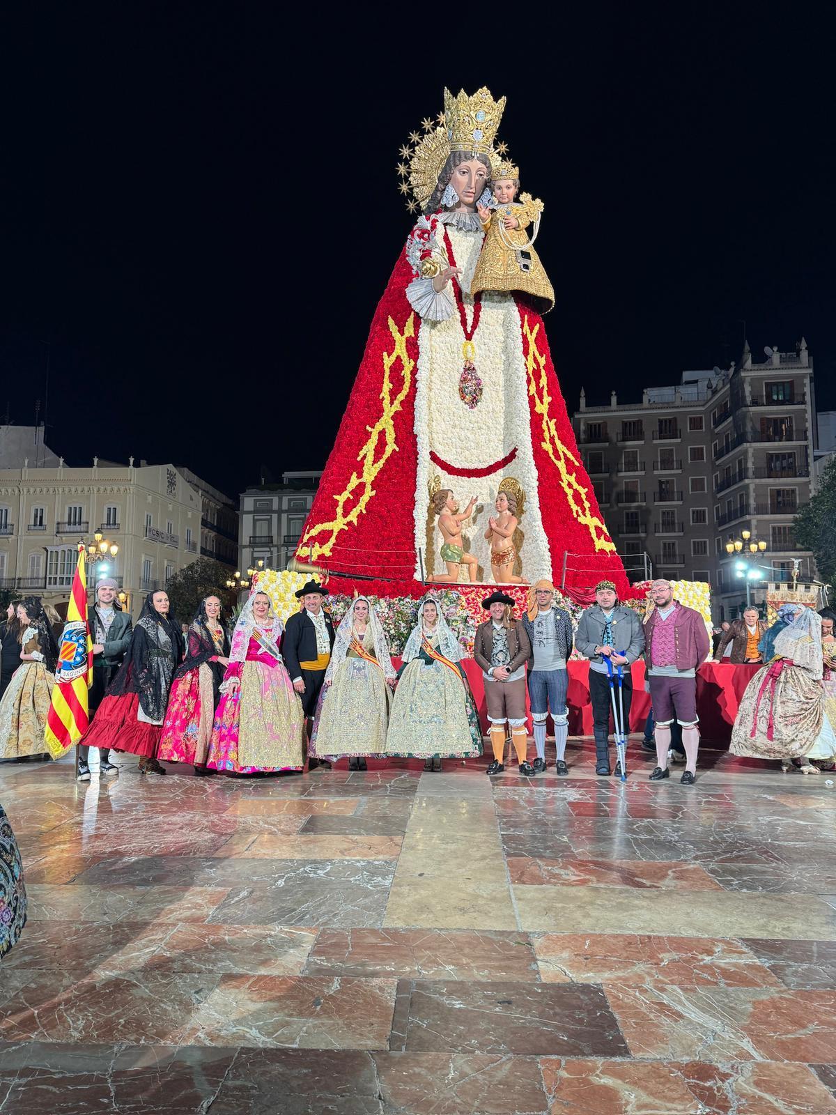 La delegación fallera de Sagunt, en la plaza de la Virgen.