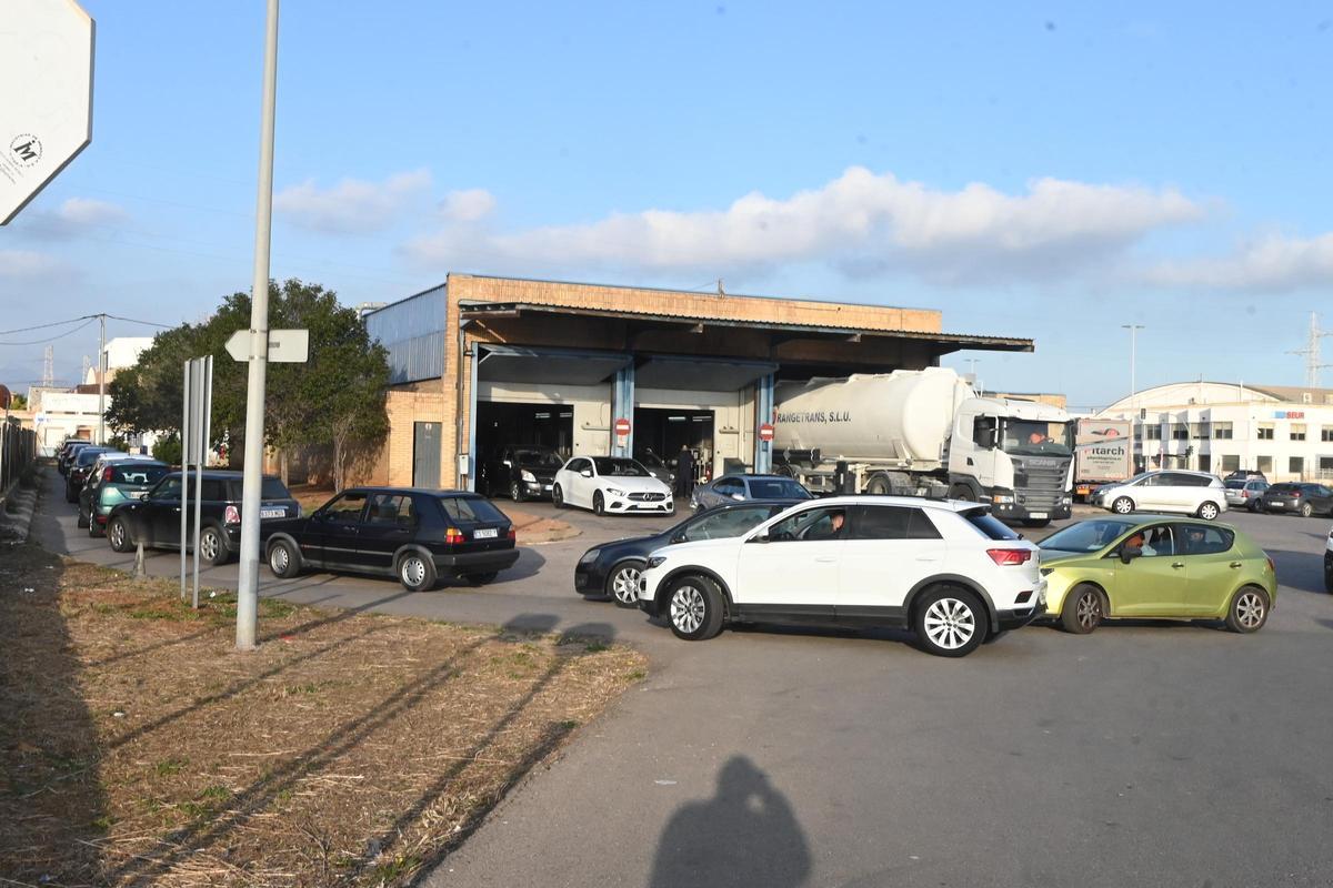 Colas en la ITV de Castelló, en una imagen de este año.