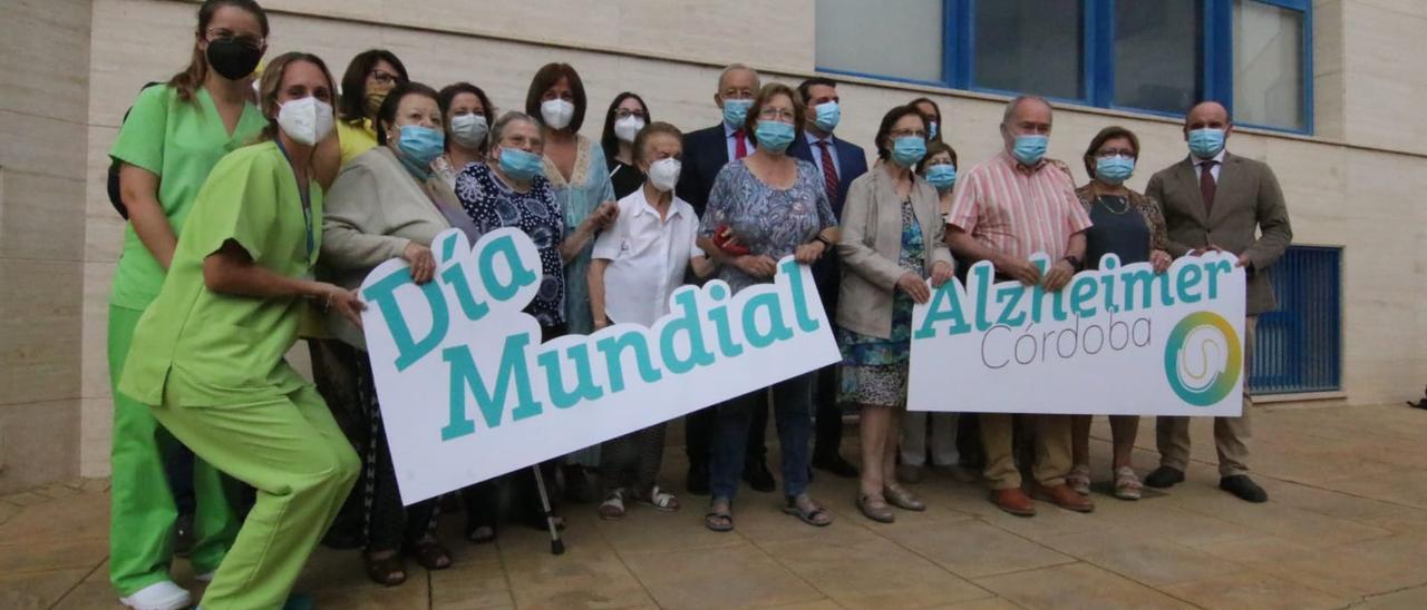 Autoridades municipales y de la Junta, junto a representantes de la asociación San Rafael de Alzhéimer y usuarios.