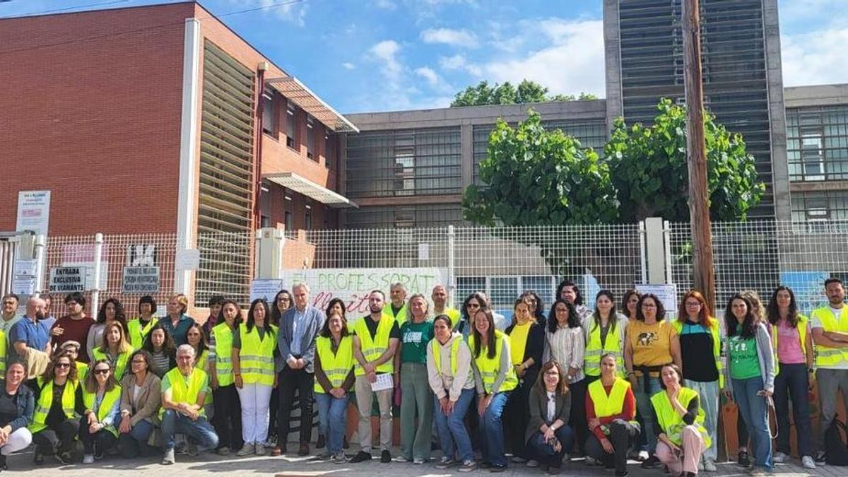 Profesorado del IES l'Eliana anunciando que se suman a la huelga indefinida.