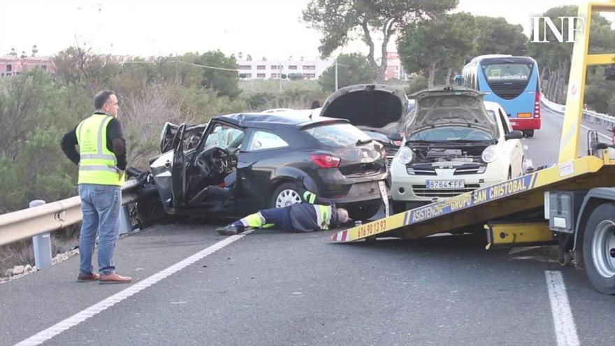 Fallece una mujer en un accidente de cuatro coches y un bus escolar en la N-332