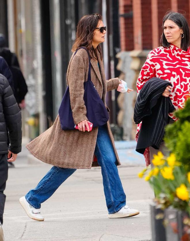 Katie Holmes con zapatillas deportivas blancas de velcro