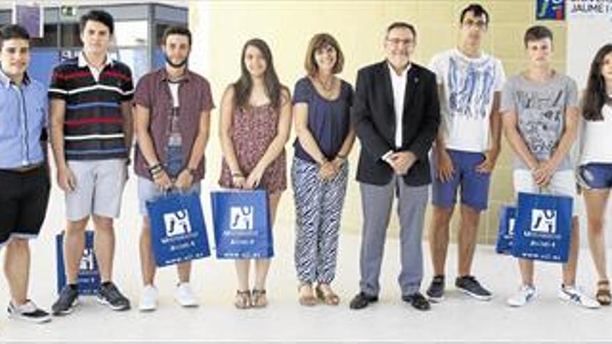 El rector felicita a los alumnos con mejores notas