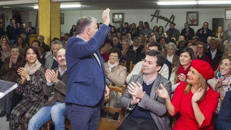 Manuel Cuíña saluda al público, aplaudido por Regades, Caballero y Silva. // Bernabé/Ana Agra