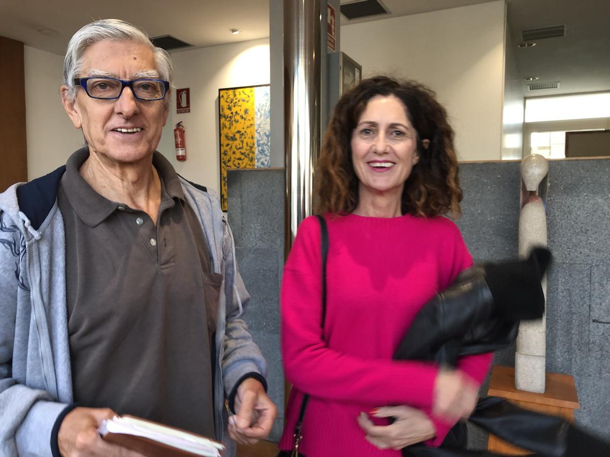 Dolores Hermelo, con Mariano Abalo, a quien reclama recuperar el servicio de archivo municipal