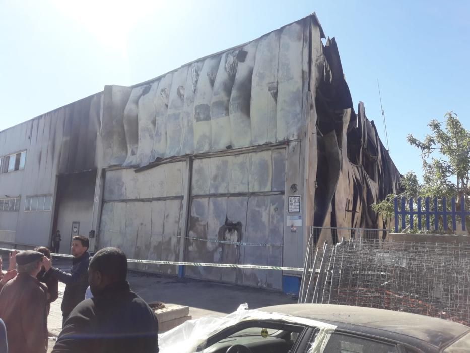 Un incendio destruye la nave industrial de dos empresas en Inca