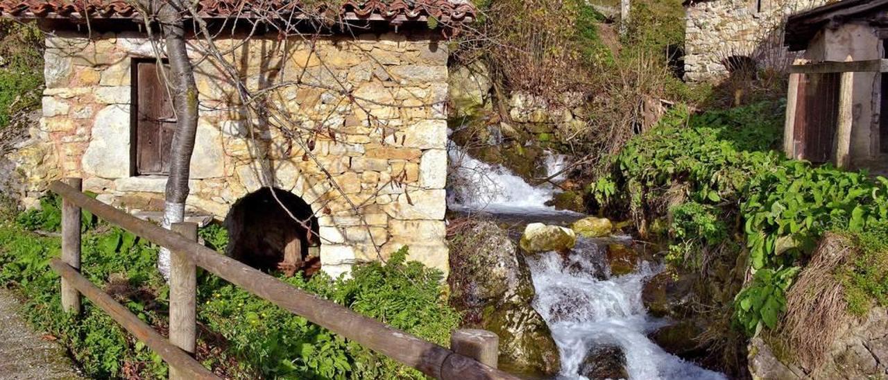 Dos molinos en un rincón de Bermiego.