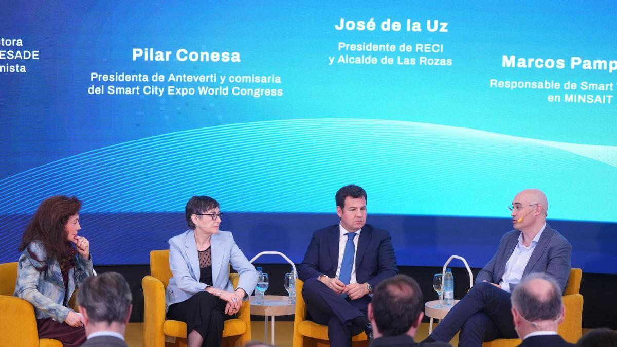 Isabel Aguilera (GE), Pilar Conesa (Anteverti), José de la Uz (Reci) y Marcos Pampliega (Minsait), en la mesa ‘Evolución de las ciudades inteligentes: tendencias y perspectivas’.