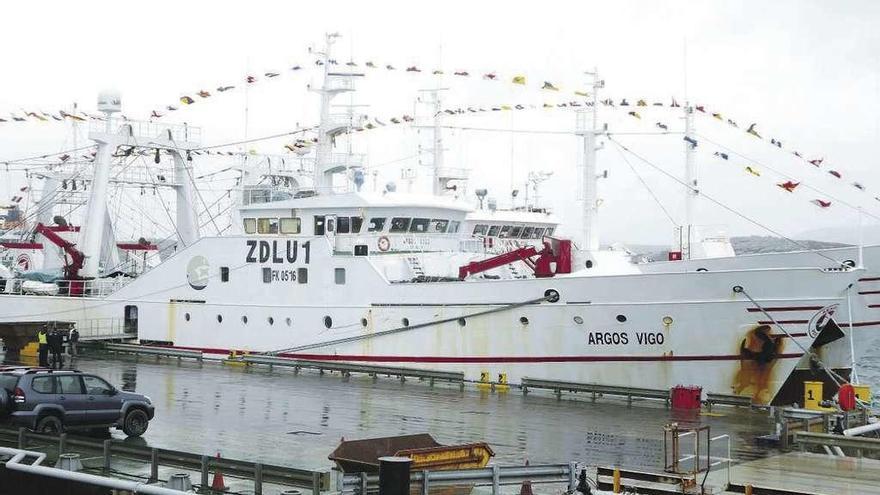 Un aniversario con la mayor parte de la flota | El pasado sábado el Gobierno de Malvinas celebró por todo lo alto el 30 aniversario de la Zona Interina de Conservación y Administración (FICZ, en inglés), para lo que contó con la presencia en las islas de la mayor parte de la flota que opera en sus aguas, entre ellos, los buques gallegos. En la imagen, el Argos Vigo y el Argos Galicia, de Pereira, en Stanley.