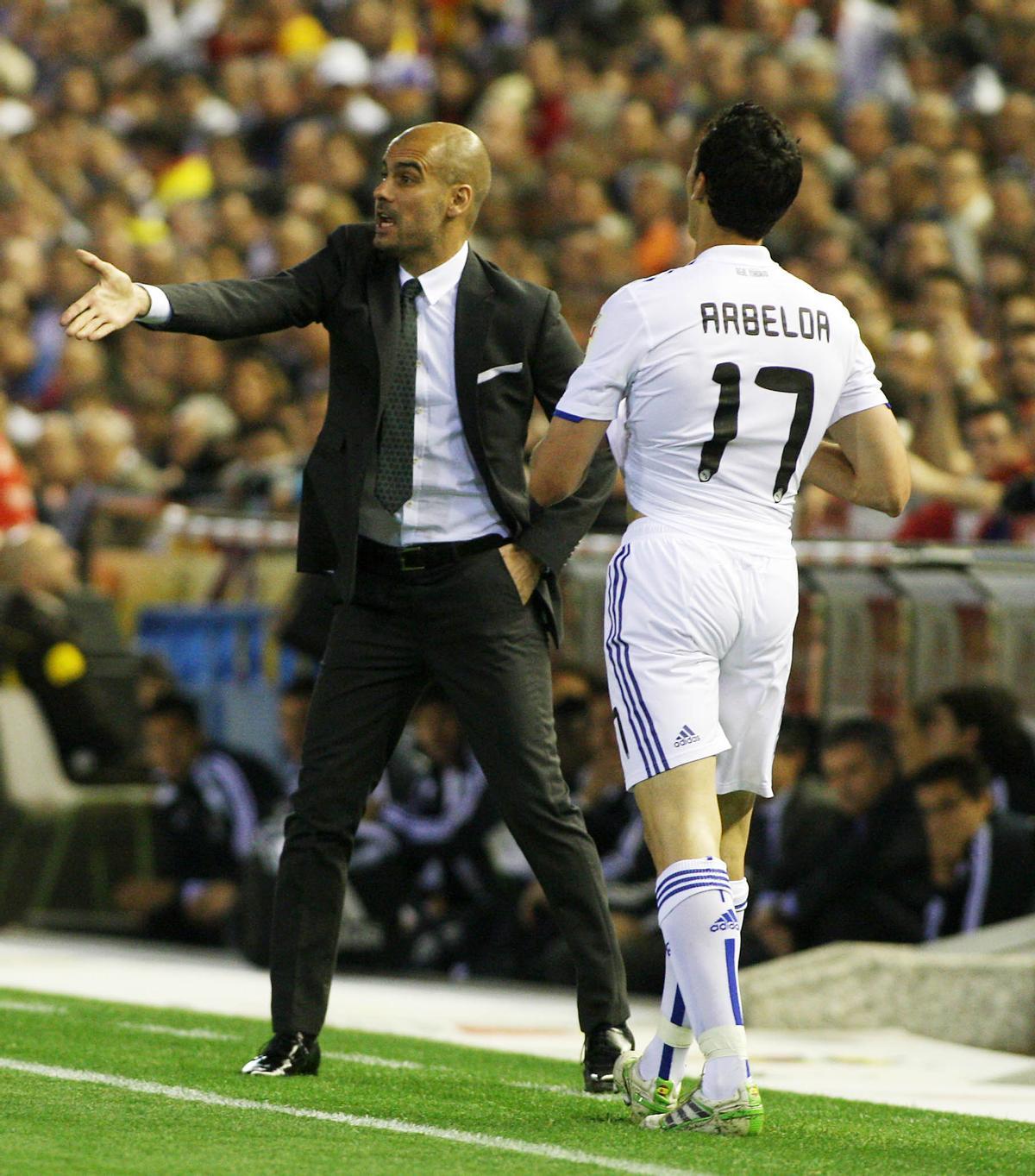 Guardiola y Arbeloa, durante un clásico en 2011.