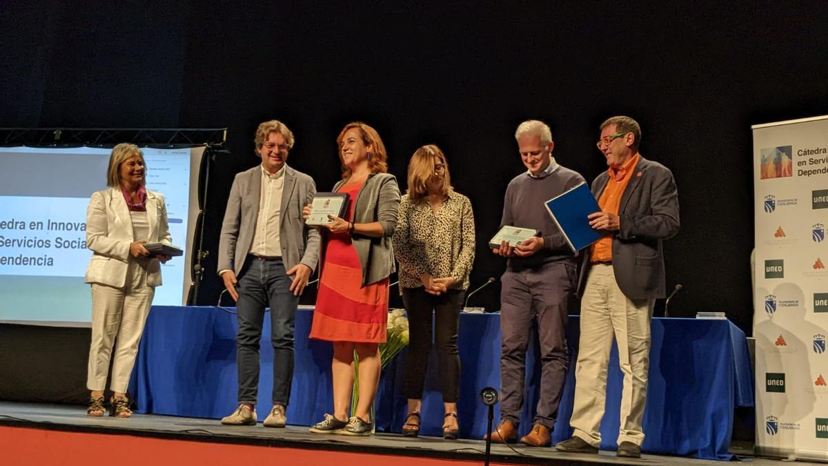 Momento en que Isabel Lozano recibió el galardón.