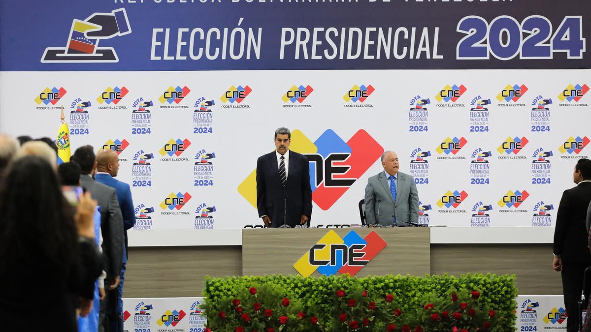 El presidente de Venezuela, Nicolás Maduro, y el presidente del Consejo Nacional Electoral (CNE), Elvis Amoroso