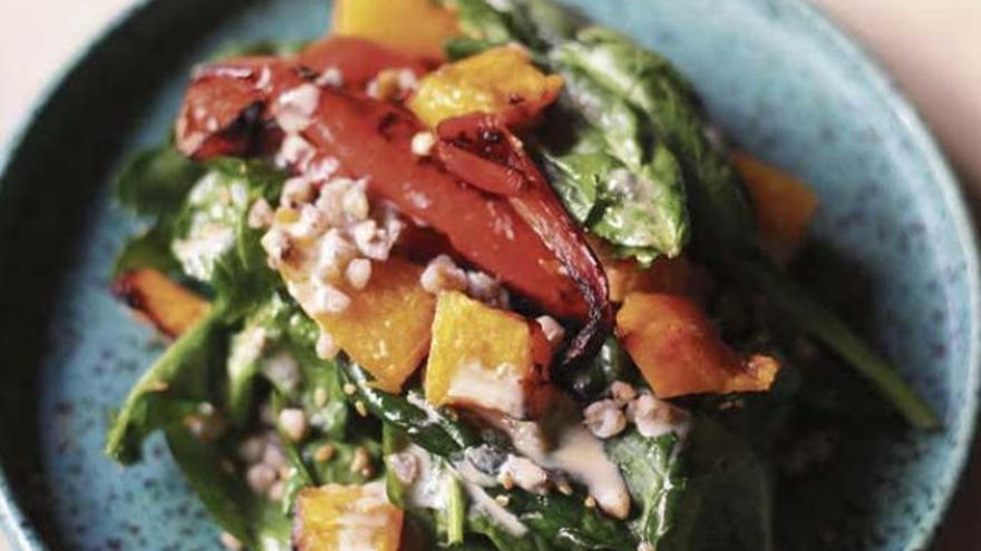 Ensalada de espinacas con sarraceno, calabaza y pimientos asados