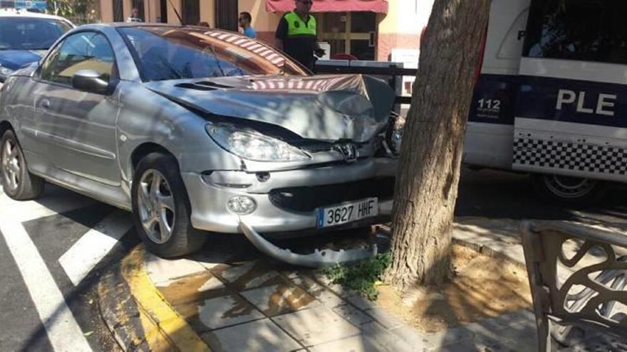 Estado del vehículo tras chocar su conductora contra un árbol y causar daños a un coche y un ciclomotor