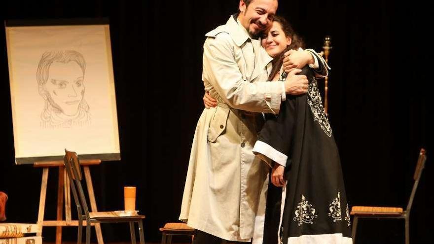 María Casares y Albert Camus se abrazan en el Teatro Afundación