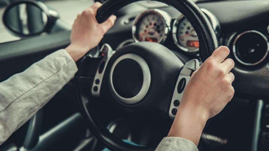 Un mecánico explica qué hacer cuando detectes esto en tu coche: «Si te vibra el volante cuando conduces...»