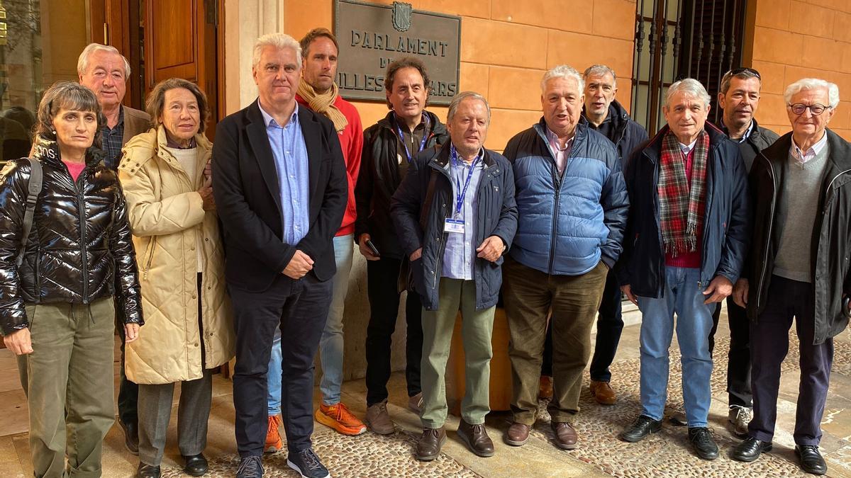Miembros de la plataforma de Alcúdia contra el cable, con el diputado de El Pi Josep Melià, este martes en el Parlament.