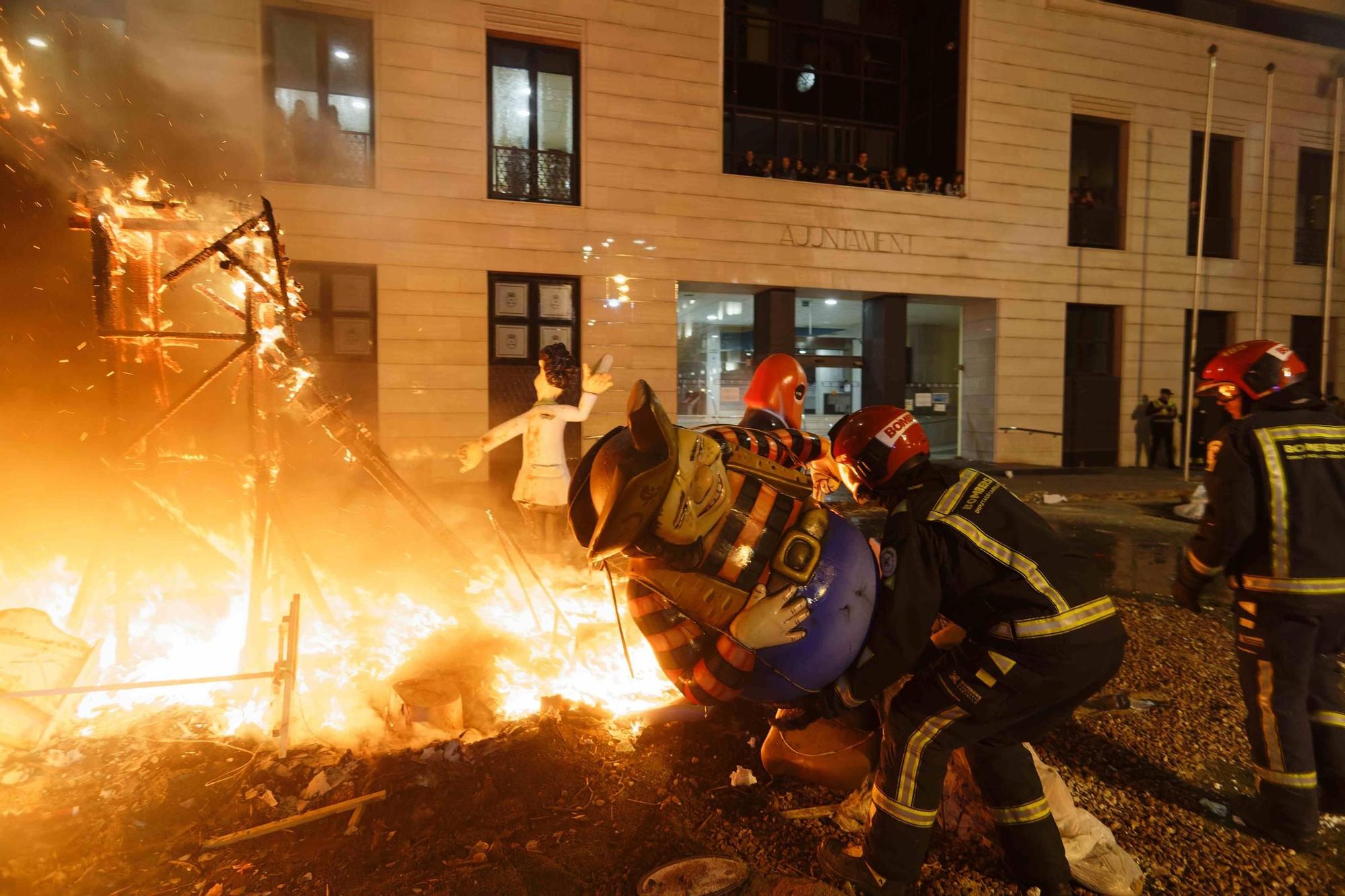 Galería de fotos de la 'cremà' de las Fallas de Burriana 2024